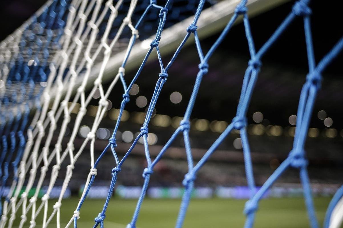 Mineiro teve show de luzes e iluminao especial antes do jogo entre Cruzeiro e Ituano pela Srie B do Campeonato Brasileiro. Estdio aderiu  campanha Outubro Rosa, de conscientizao da sociedade para a preveno do cncer de mama. Houve ainda espetculo com fogos e aes de patrocinadores do clube na esplanada para o torcedor, que festejou com o time o ttulo da Srie B do Brasileiro