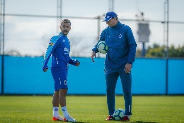 Cruzeiro treinou nesta tera-feira no CT do Grmio, em Porto Alegre, e concluiu a preparao para o duelo com o Internacional, no Beira-Rio, pela semifinal da Copa do Brasil. Time precisa de vitria por dois gols de diferena para ir  final. Se vencer por um gol de vantagem, a deciso ser nos pnaltis. Rogrio Ceni deve escalar o time com Fbio; Edilson, Ded (Fabrcio Bruno), Leo e Dod; Henrique e Robinho; Marquinhos Gabriel, Thiago Neves e David; Pedro Rocha.