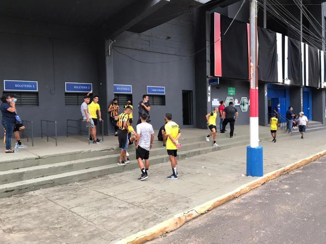 Fotos da torcida do Amrica no estdio Defensores del Chaco, em Assuno, antes da partida contra o Guaran pela segunda fase da Copa Libertadores