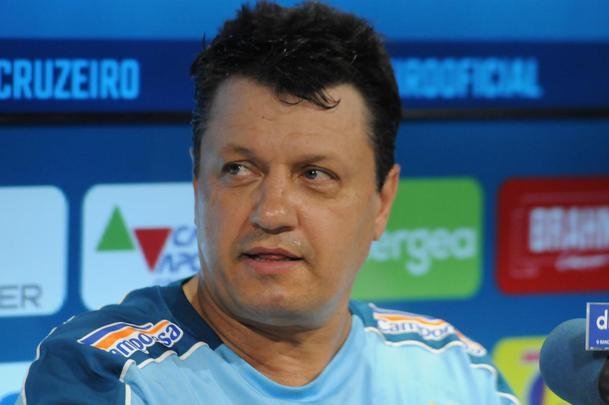 Fotos da apresentao de Adilson Batista como novo tcnico do Cruzeiro. Tcnico teve reunio com jogadores na Toca da Raposa II, falou com a imprensa e depois comandou seu primeiro treino