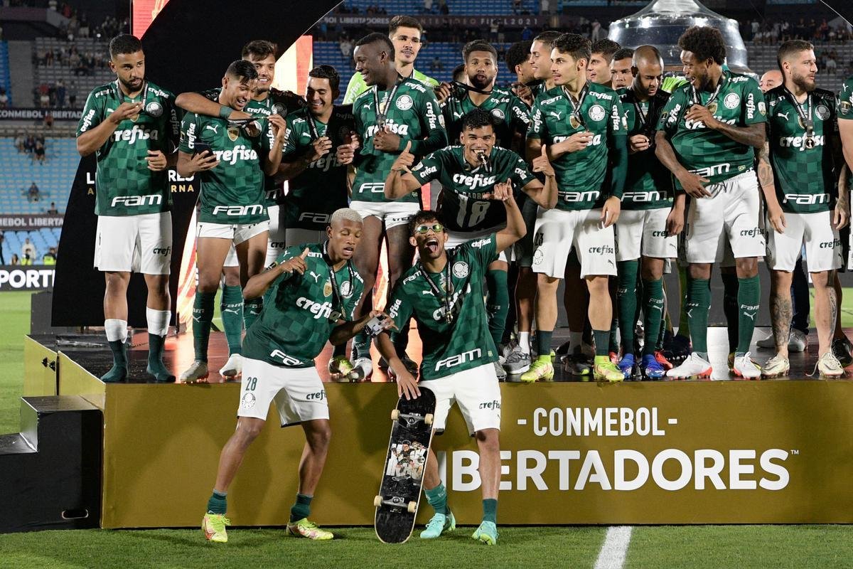 Fotos: festa dos jogadores do Palmeiras com a taa da Libertadores