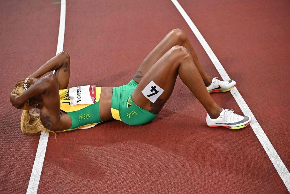 Fotos espetaculares da vitria da jamaicana Elaine Thompson-Herah nos 100m rasos dos Jogos Olmpicos de Tquio com o tempo de 10s61. A velocista quebrou o recorde olmpico e comandou o pdio jamaicano ao lado de Ann Fraser-Pryce, prata, e Shericka Jackson, bronze.