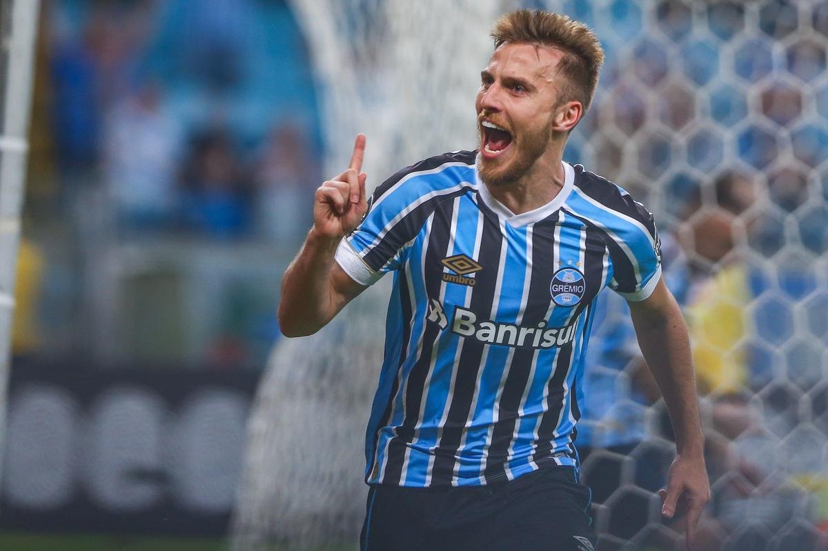 Grmio jogou melhor e conseguiu vitria por 2 a 0 sobre o Atltico na Arena, em Porto Alegre, pela 13 rodada do Campeonato Brasileiro