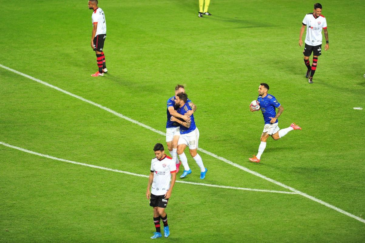 Fotos do duelo entre Cruzeiro e Vitria, no Independncia, em Belo Horizonte, pela 17 rodada da Srie B do Campeonato Brasileiro