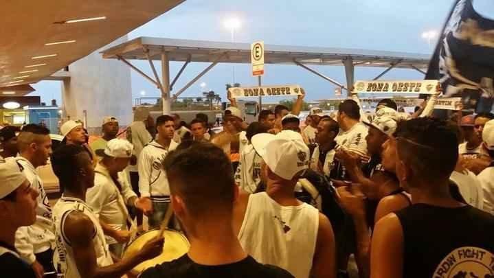 Jogadores retornaram a Minas Gerais e foram recepcionados por torcedores no Aeroporto de Confins