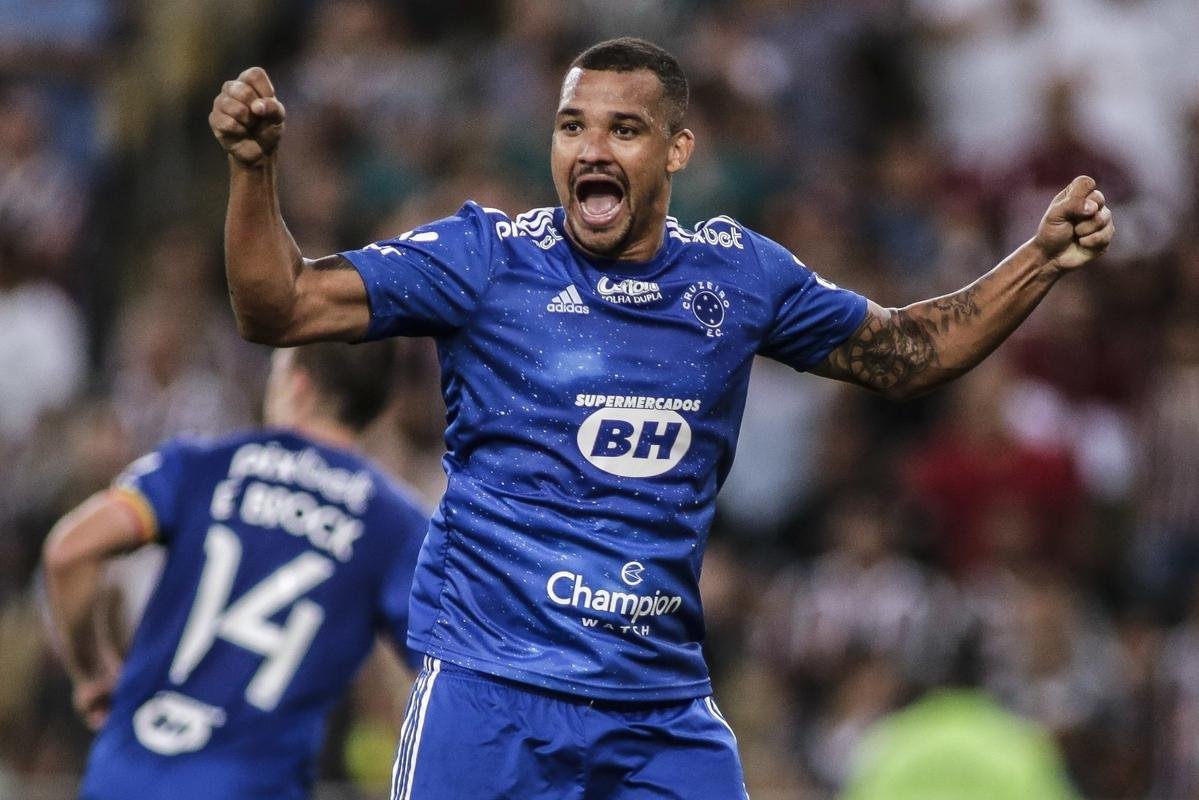 Fotos do gol de empate do Cruzeiro, marcado por Oliveira, de cabea, aps escanteio cobrado por Machado: 1 a 1