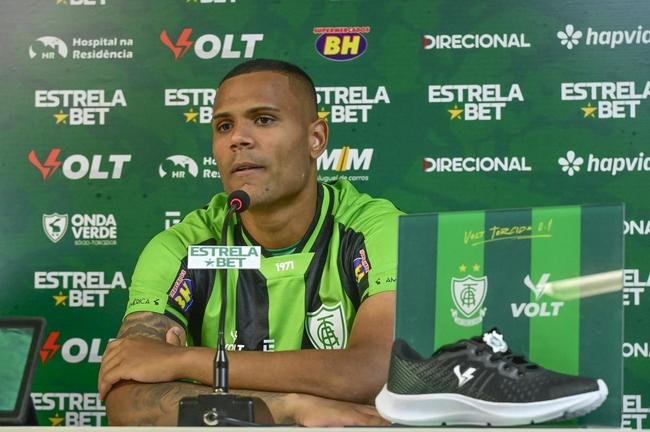 O goleiro Mateus Pasinato e o atacante Mikael foram apresentados pelo Amrica nessa quinta-feira (3/2), no CT Lanna Drumond