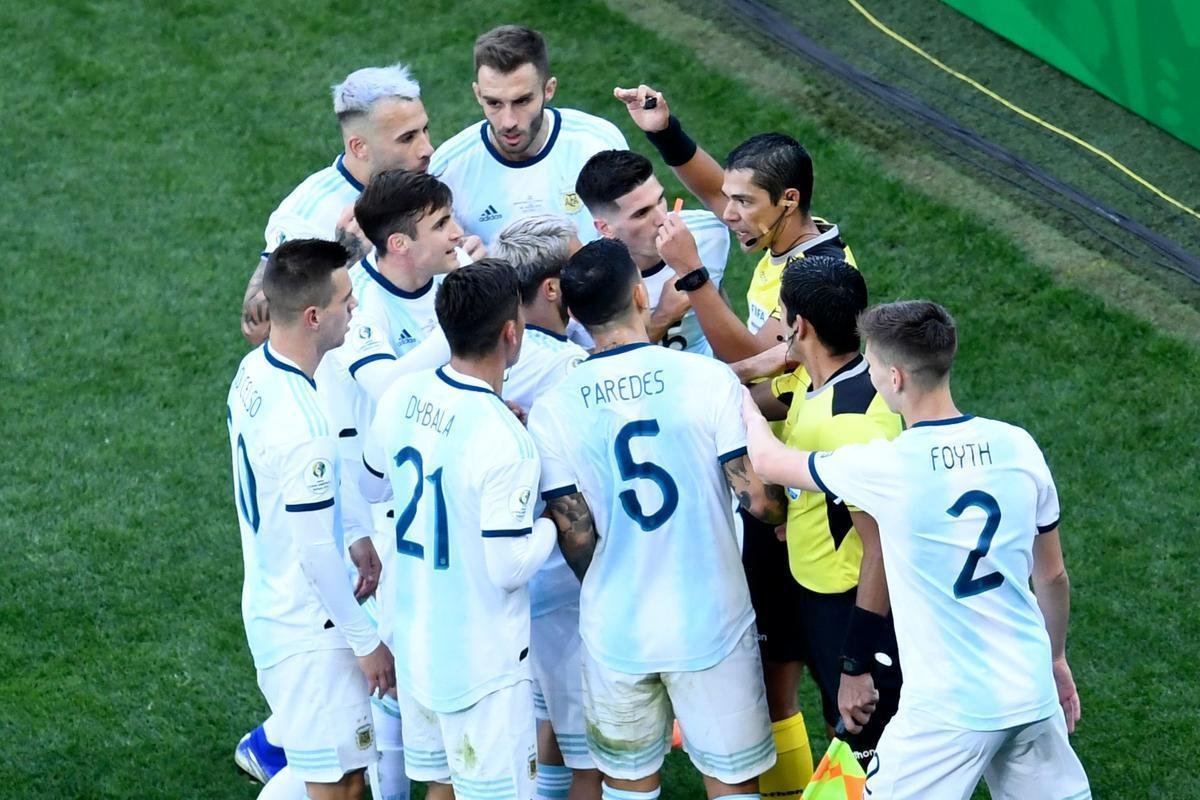 Medel deu peitadas em Messi durante primeiro tempo de Argentina e Chile, e ambos foram expulsos pelo rbitro paraguaio Mario Daz de Vivar. Torcida na Arena Corinthians vaiou a deciso do juiz.