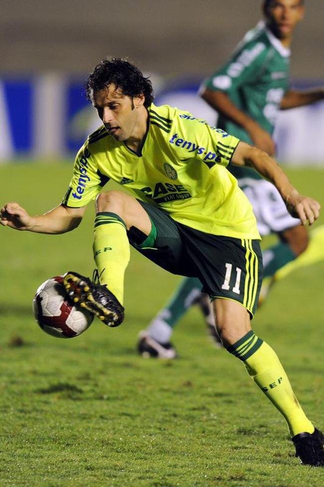 Lincoln - Revelado no Atltico em 1997, jogou no clube at 2001. Foi para o Palmeiras em 2010 e ficou at 2011.