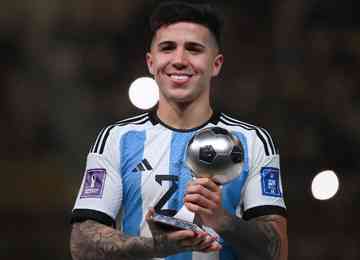 Enzo foi titular em cinco das sete partidas da Seleção Argentina na Copa do Mundo; com um gol e uma assistência, ele foi eleito o melhor jogador jovem do Mundial