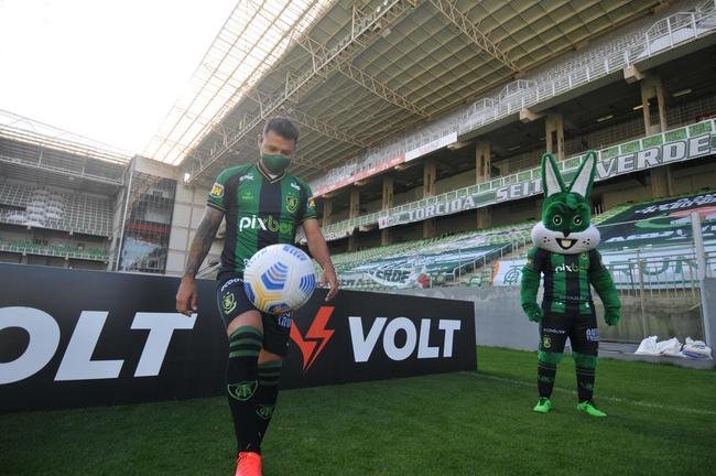 Mauro Zrate, atacante argentino de 34 anos, foi apresentado oficialmente pelo Amrica na tarde desta sexta-feira (3), no Estdio Independncia, em Belo Horizonte. Experiente, o atleta tem passagens por clubes como Fiorentina, Lazio e Inter de Milo, da Itlia, e tambm por Vlez Sarsfield e Boca Juniors, da Argentina.