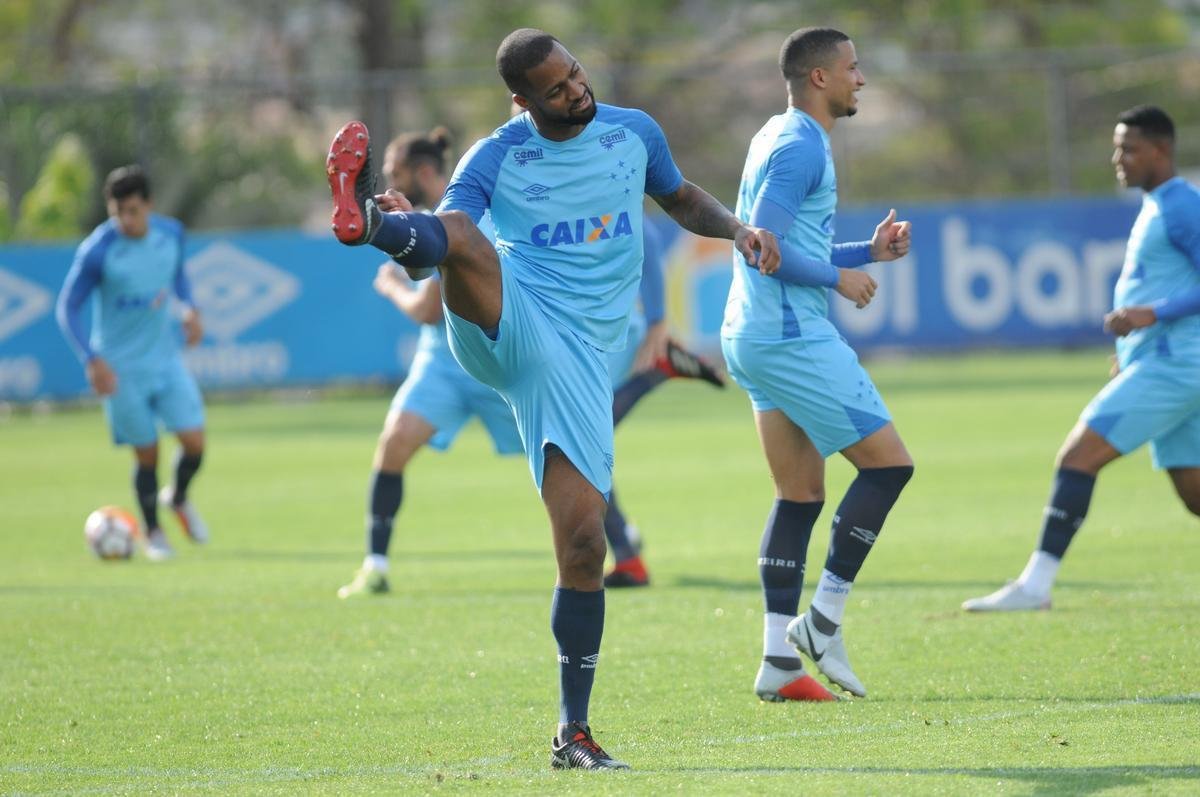 Mano Menezes voltou a fechar treino na Toca da Raposa II e permitiu imagens apenas do aquecimento. O certo  que o treinador voltar a contar com o Cruzeiro ideal diante do Boca Juniors, na quinta-feira, no Mineiro. Todos os atletas esto  disposio para duelo de volta das quartas de final da Libertadores