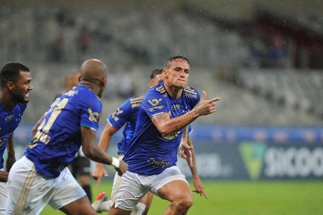 Atacante Edu, do Cruzeiro, vai  loucura ao marcar o gol da vitria sobre o Democrata-GV, no Mineiro, no ltimo minuto da partida pela quinta rodada do Mineiro