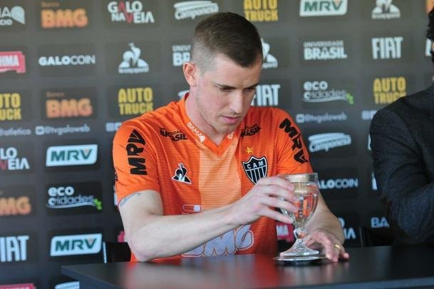 Imagens do pronunciamento do ex-volante Adilson