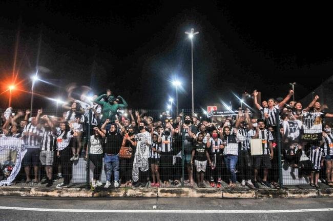 Craque do ttulo brasileiro, Hulk se tornou dolo da torcida do Atltico e iniciou uma verdadeira 'Hulkmania' em BH. Aps a conquista do ttulo no duelo contra o Bahia, em Salvador, torcedor foi esperar a delegao alvinegra, no aeroporto, pintado como o heri