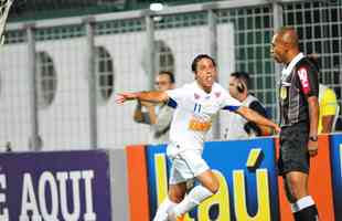 De 2013 para c, diversos jogadores estrangeiros vestiram a camisa do Cruzeiro e conquistaram ttulos com a equipe da Toca da Raposa