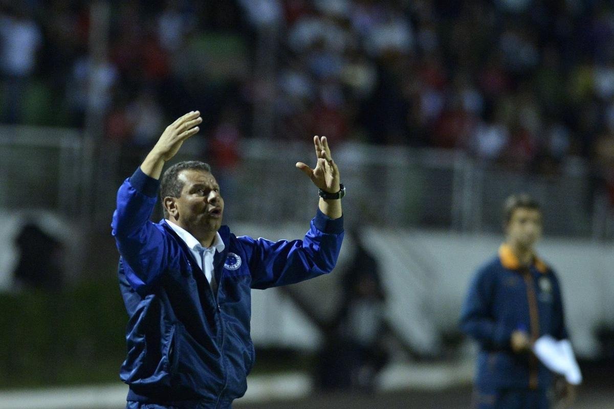 Celso Roth foi contratado pelo Cruzeiro em maio de 2012. A estreia em clssicos foi em 26 de agosto, pela 19 rodada do Campeonato Brasileiro. Cruzeiro e Atltico empataram por 2 a 2 no Independncia. Os gols da Raposa foram marcados por Wallyson e Mateus. 