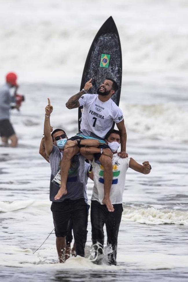 Ítalo Ferreira superou o japonês Kanoa Igarashi na final e conquistou o primeiro ouro para o Brasil na Olimpíada de Tóquio. A medalha é histórica na modalidade que estreia justamente nesta edição dos Jogos.