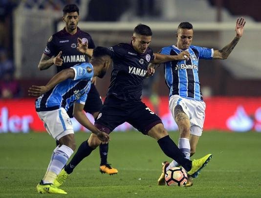 Grêmio conquista o tri da Libertadores e torcida tricolor invade as ruas de Porto Alegre