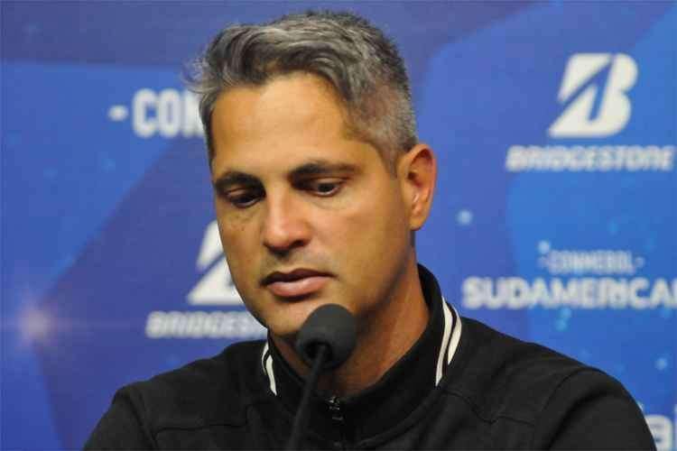 13/10/2019 - Apesar das eliminaes, Rodrigo Santana foi bancado pela diretoria atleticana. Porm, aps a derrota por 4 a 1 para o Grmio em Belo Horizonte, o treinador foi demitido. 'Apesar de curta, essa foi, com certeza, a maior experincia da minha vida profissional. Saio do clube de cabea erguida, ciente de que demos o nosso melhor do incio ao fim', disse.