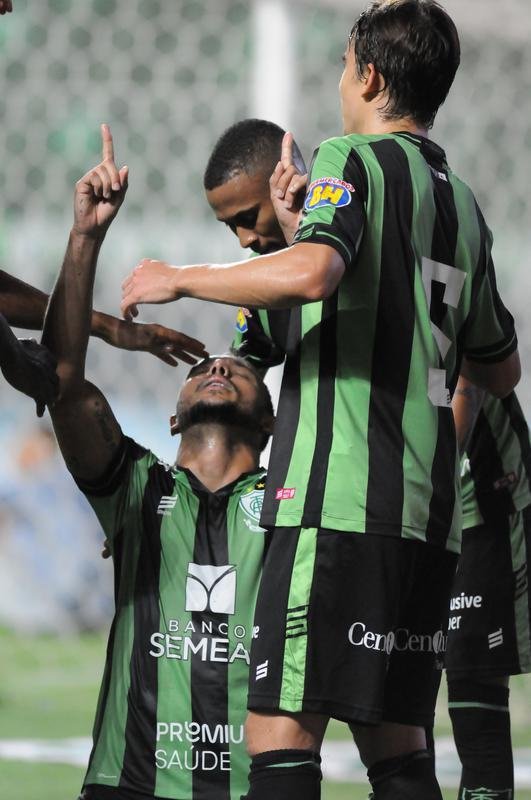 Com gols de Felipe Augusto e Al, Amrica venceu Coimbra por 2 a 0, nesta segunda-feira, no Independncia, pela sexta rodada do Campeonato Mineiro