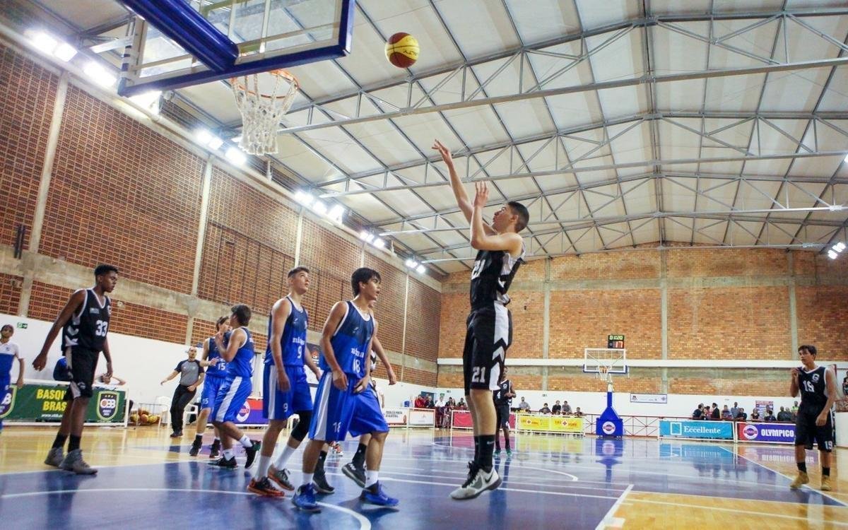 Fotos da deciso do Brasileiro Sub-14 de Basquete, entre Minas e Ginstico, no Olympico Club