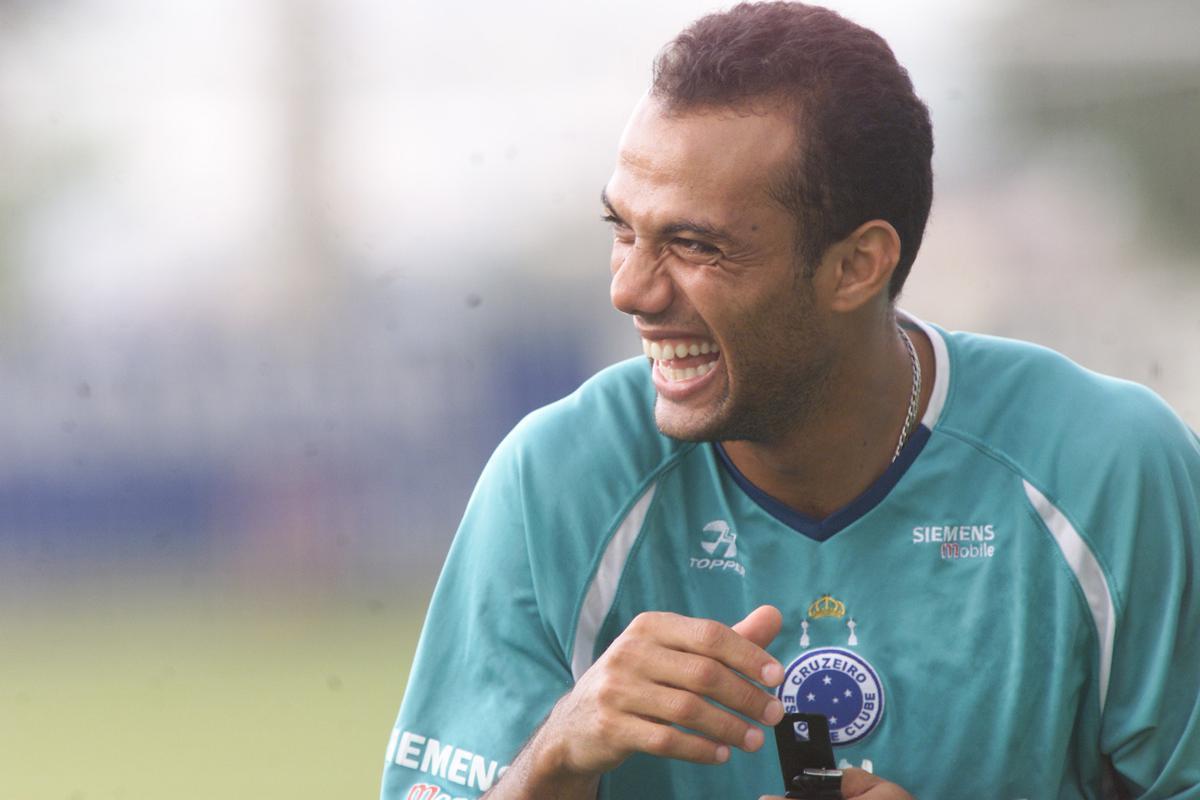 Com a frase 'Vida Loka' tatuada no braço direito, Fábio Santos teve boas atuações pelo Cruzeiro de 2005 a 2006, após chegar do Nacional da Madeira, de Portugal. Como primeiro volante, demonstrou eficiência na marcação e qualidade no passe. Em janeiro de 2007, foi vendido ao Lyon, por cerca de R$ 11,5 milhões. Na França, fez parte do time duas vezes campeão nacional, uma da Copa e uma da Supercopa. Voltou ao Brasil em 2008 para atuar pelo São Paulo e, posteriormente, no Fluminense, em 2009. Em 2010, recuperou-se de lesão nas dependências da Toca da Raposa II e foi contratado pelo Cruzeiro. Contudo, o jogador surpreendeu ao anunciar a aposentadoria aos 29 anos, em 12 de maio, após a derrota por 2 a 0 para o São Paulo, no Mineirão, pelas quartas de final da Copa Libertadores. Na ocasião, mostrou-se chateado com as vaias da torcida e também com as inúmeras cirurgias no joelho.