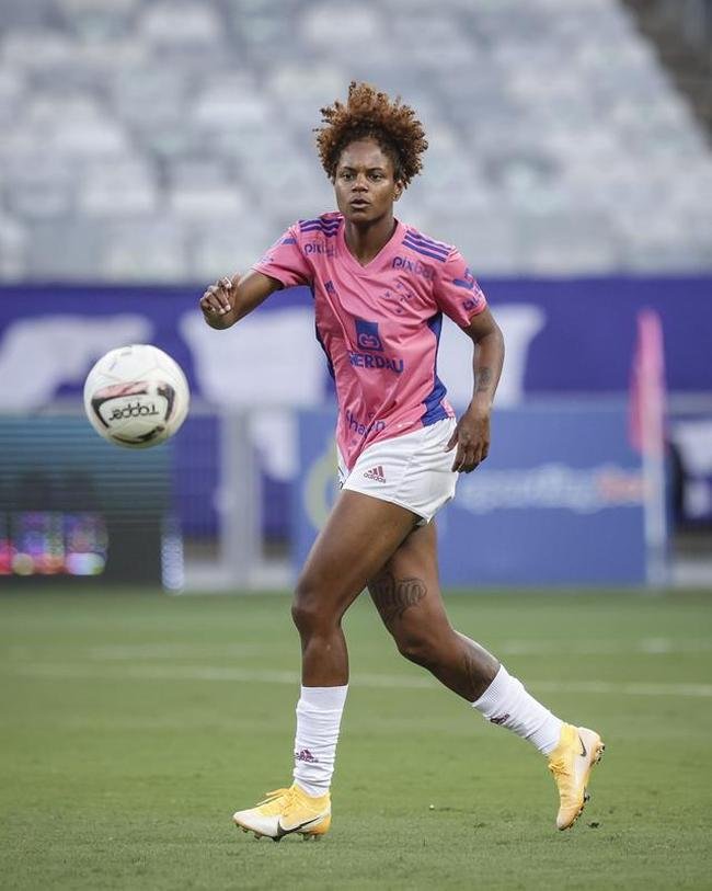 Em preliminar de Cruzeiro x Ituano pela Srie B, o time feminino da Raposa, conhecido como Cabulosas, goleou o Araguari por 8 a 0 pela terceira rodada do Campeonato Mineiro Feminino. Equipe cruzeirense estreou o uniforme rosa, confeccionado pela Adidas em homenagem  campanha Outubro Rosa, de conscientizao contra o cncer de mama