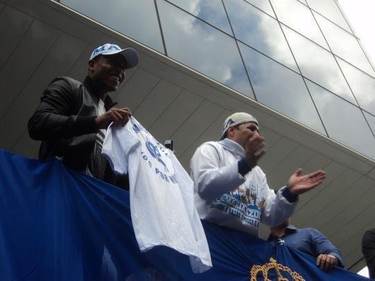 Novo reforo do Cruzeiro, Jlio Baptista foi recepcionado pelo presidente Gilvan de Pinho Tavares e acenou para torcedores da sacada da sede administrativa no Barro Preto