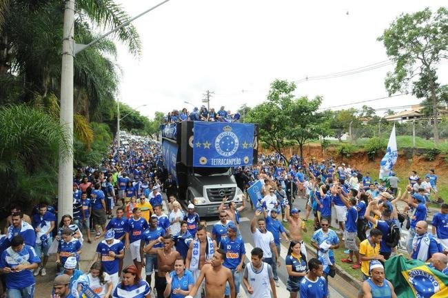 Antes do jogo com o Fluminense, em 7 de dezembro de 2014, jogadores do Cruzeiro desfilaram em carro aberto entre a Toca da Raposa II e o Mineiro, onde receberiam a taa de tetracampeo brasileiro. Uma multido azul tomou conta da Pampulha e festejou o quarto ttulo da Srie A. No jogo das faixas, a Raposa venceu o Tricolor por 2 a 1.