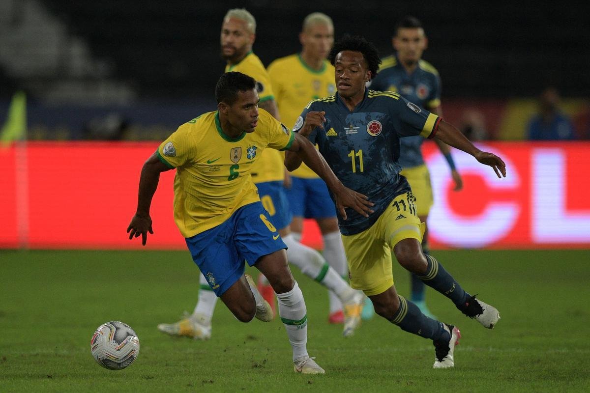 Brasil e Colmbia se enfrentaram no Estdio Nilton Santos, pelo Grupo B da Copa Amrica