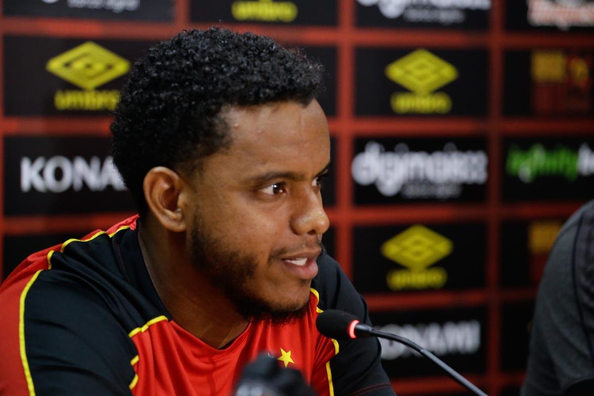 Rithely teve uma manhã agitada no CT do Sport. Ainda sem treinar, o jogador esteve nas instalações do clube para realizar exames fisiológicos junto ao preparador do clube, Inaldo Freire. Depois, apareceu no campo para cumprimentar os companheiros e assistir a movimentação comandada pelo técnico Guto Ferreira. Por fim, concedeu entrevista coletiva, onde abordou o retorno ao clube - confira na íntegra acessando o nosso site