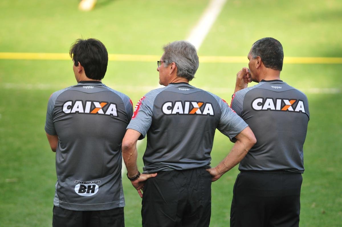 O tcnico Oswaldo de Oliveira foi apresentado na tarde desta tera-feira e, em seguida, comandou treino na Cidade do Galo