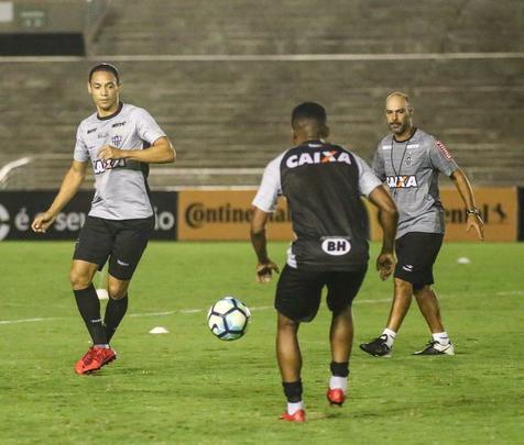 Jogadores trabalharam com bola no Almeidão, em João Pessoa, local da partida desta quarta, às 21h45, contra o Botafogo-PB, pela segunda fase da Copa do Brasil. Houve treinamento de pênaltis