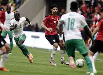 No duelo entre estrelas do Liverpool, Sané, que converteu penalidade decisiva, superou Salah, que desperdiçou 