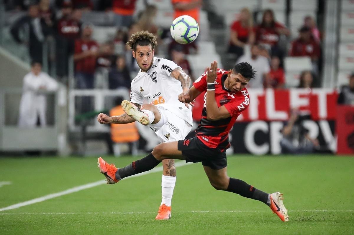 Galo perdeu muitas chances e acabou tropeçando em Curitiba