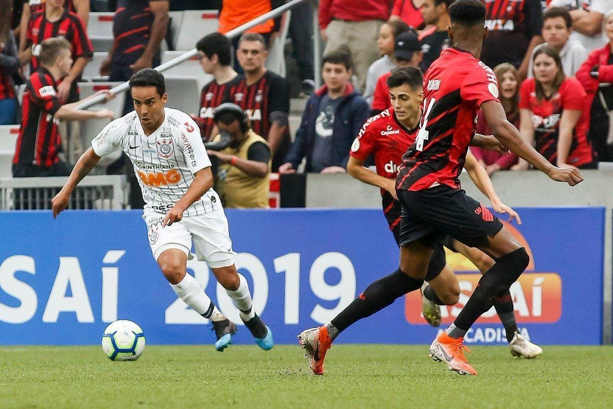 Jadson (Corinthians): meia, 35 anos, cinco jogos