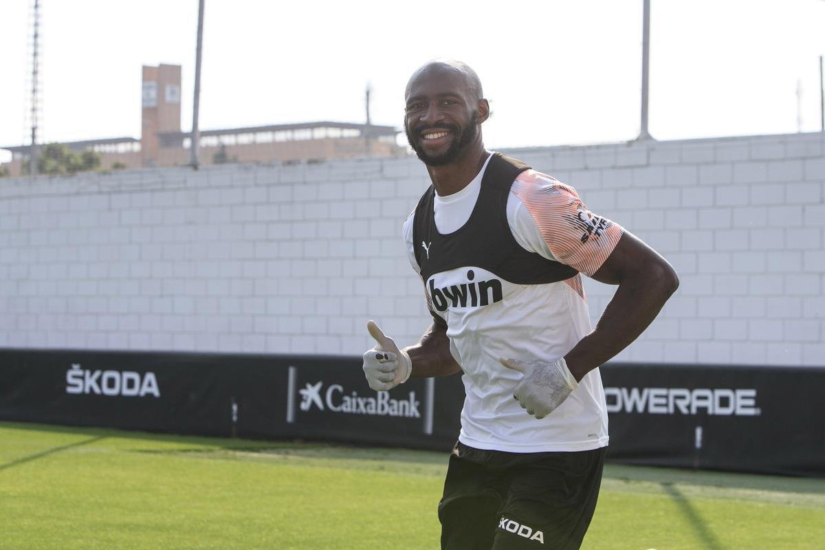 O Valencia foi o clube mais afetado na Espanha no pico da pandemia, em abril, com 35% dos jogadores infectados.  poca, dez atletas testaram positivo. Vazaram apenas os nomes de Garay, Mangala (foto) e Gay. Em agosto, mais dois resultados positivos foram registrados, mas mantidos em sigilo.