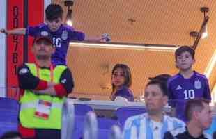 Familiares de Messi em camarote do Estdio 974, de Doha, durante jogo entre Argentina e Polnia pelo Grupo C da Copa do Mundo. Nas fotos aparecem o pai Jorge Messi, a esposa Antonela Roccuzzo e os filhos Ciro, Thiago e Matteo