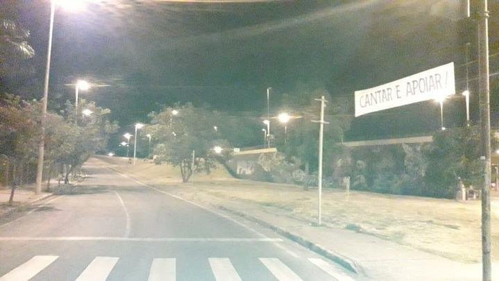 Faixas de apoio ao Cruzeiro so estendidas em Belo Horizonte antes da partida contra o FLuminense