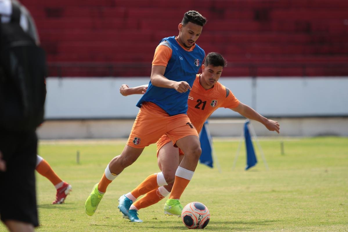 Jogadores do Santa Cruz treinaram no estádio do Arruda, já apresentando trabalhos com bola no gramado, sob a supervisão do técnico Itamar Schülle. Todos os atletas e os membros da comissão técnica seguem submetidos às medidas de afastamento social.