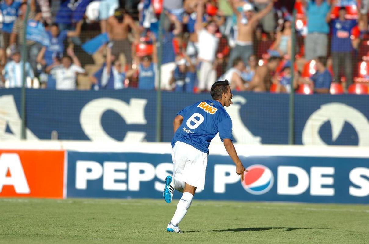 Henrique marcou cinco gols na Arena do Jacar. Ainda  jogador do Cruzeiro 
