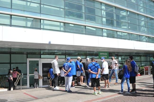 Manifestao de torcedores no Boulevard Corporate Tower, onde funciona a sede do Cruzeiro