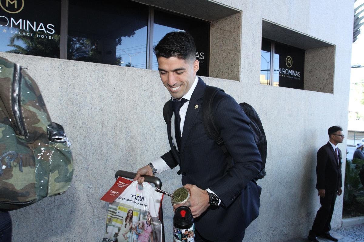 Repleta de estrelas, Seleo Uruguaia chegou a Belo Horizonte no comeo da tarde para a disputa da Copa Amrica. Cavani e Surez, as principais estrelas, mostraram muita simpatia. O meia De Arrascaeta, ex-Cruzeiro, atendeu a um f, mas passou pela imprensa sem dar entrevistas