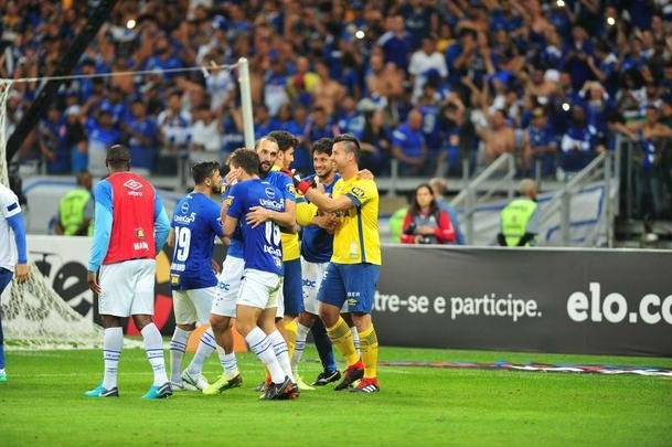 Fbio foi decisivo nos pnaltis, fez trs defesas e colocou o Cruzeiro nas semifinais da Copa do Brasil
