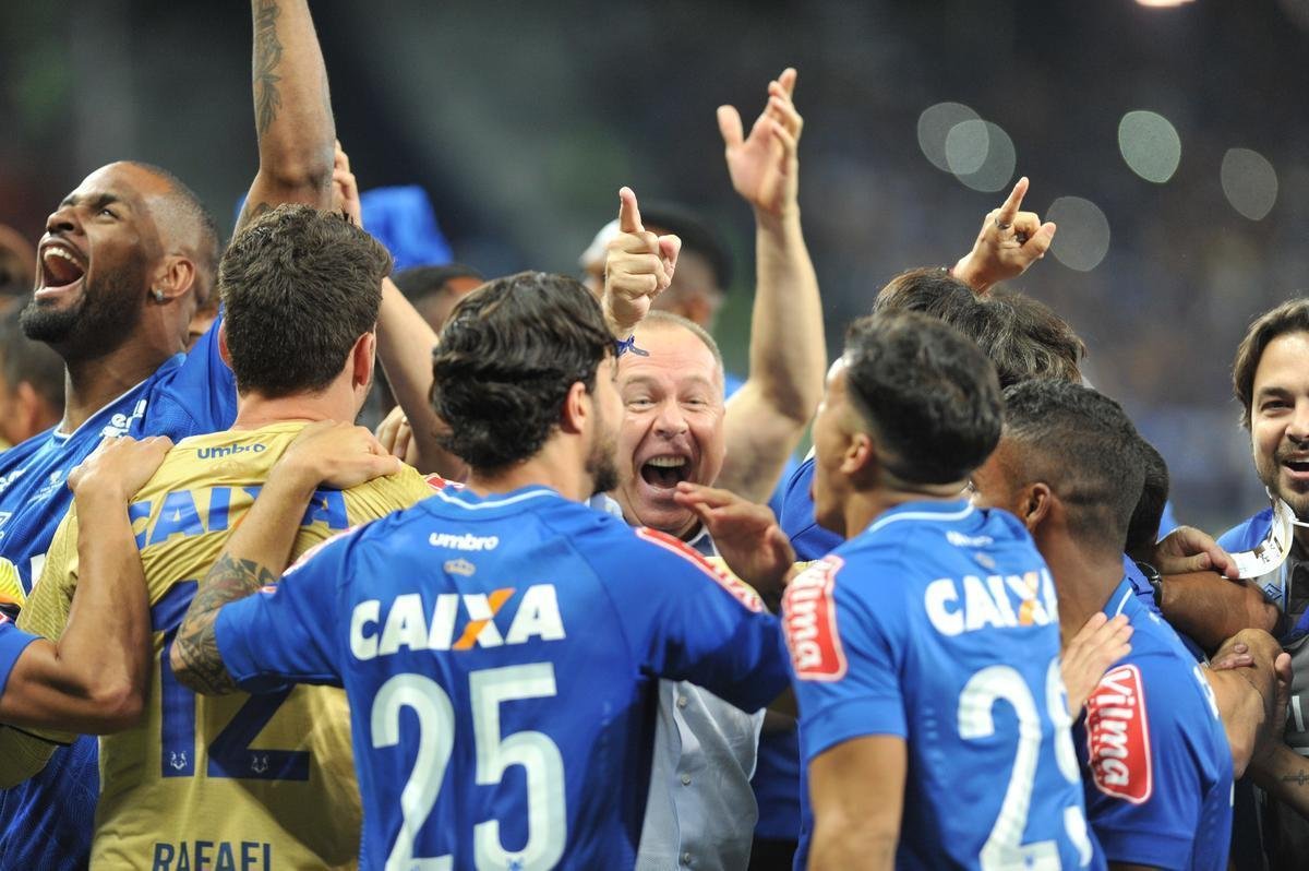 Depois da vitria por 5 a 3 nos pnaltis, que teve Fbio como heri, jogadores e comisso tcnica comemoraram muito no gramado do Mineiro. Capito Henrique ergueu a taa do penta no Gigante