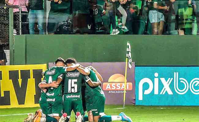 Goiás festeja o gol de Pedro Raul, que tirou o Esmeraldino do Z4