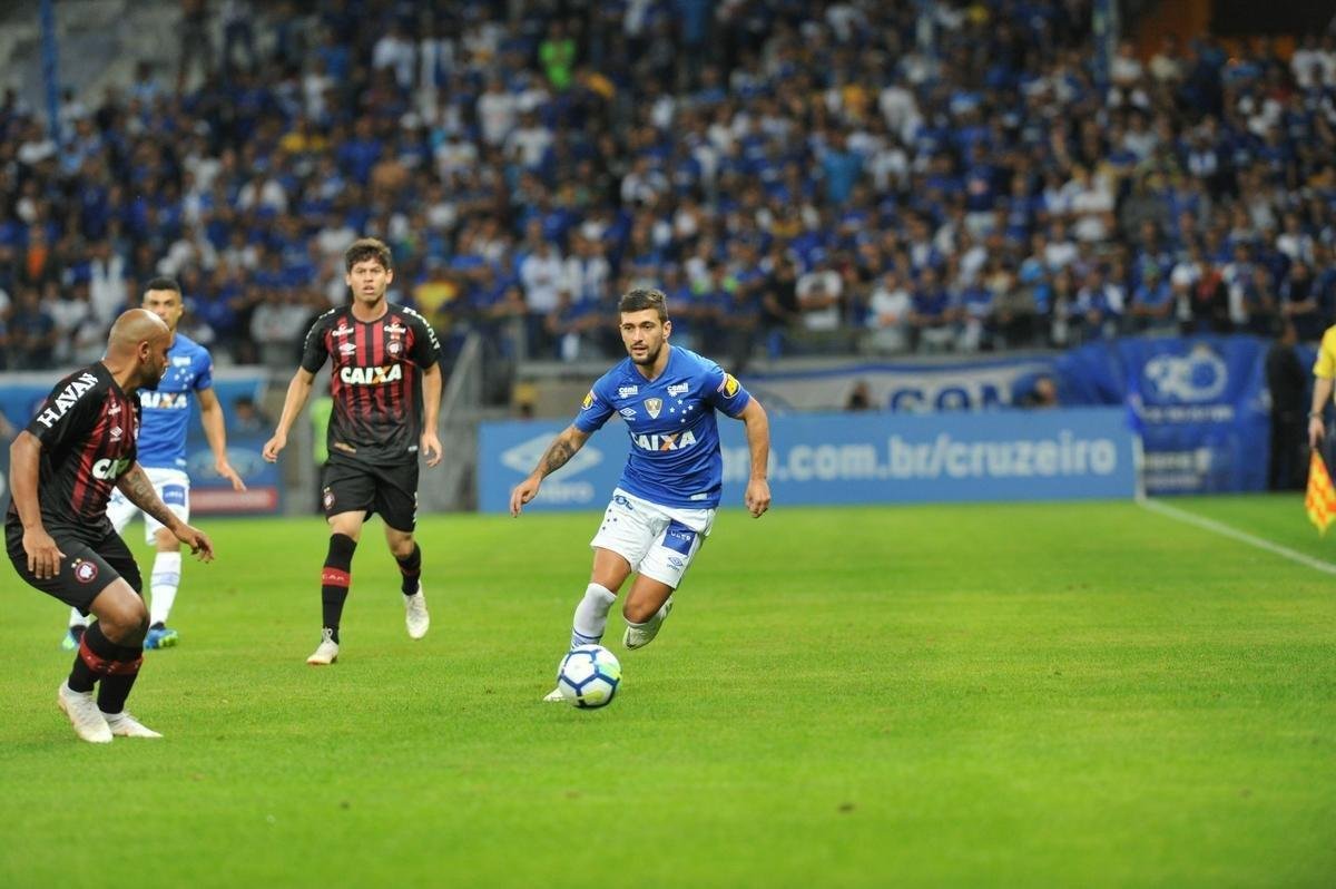 Lances do primeiro tempo da partida entre Cruzeiro e Atltico-PR, no Mineiro, pelas oitavas de final da Copa do Brasil