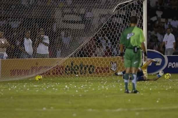 As duas equipes iniciavam a deciso do ttulo mineiro sob certo equilbrio %u2013 a Raposa tinha a vantagem de igualdade em pontos e saldo de gols. O primeiro tempo terminou sem gols, e o Galo, do tcnico Levir Culpi, abriu o placar com der Lus no primeiro minuto da etapa final. Danilinho fez o segundo aos 36min, e Marcinho, o terceiro, aos 46min. Enquanto o goleiro Fbio ainda reclamava de irregularidade nesse gol, de costas para o campo, Vanderlei fechou o placar, praticamente garantindo o ttulo.