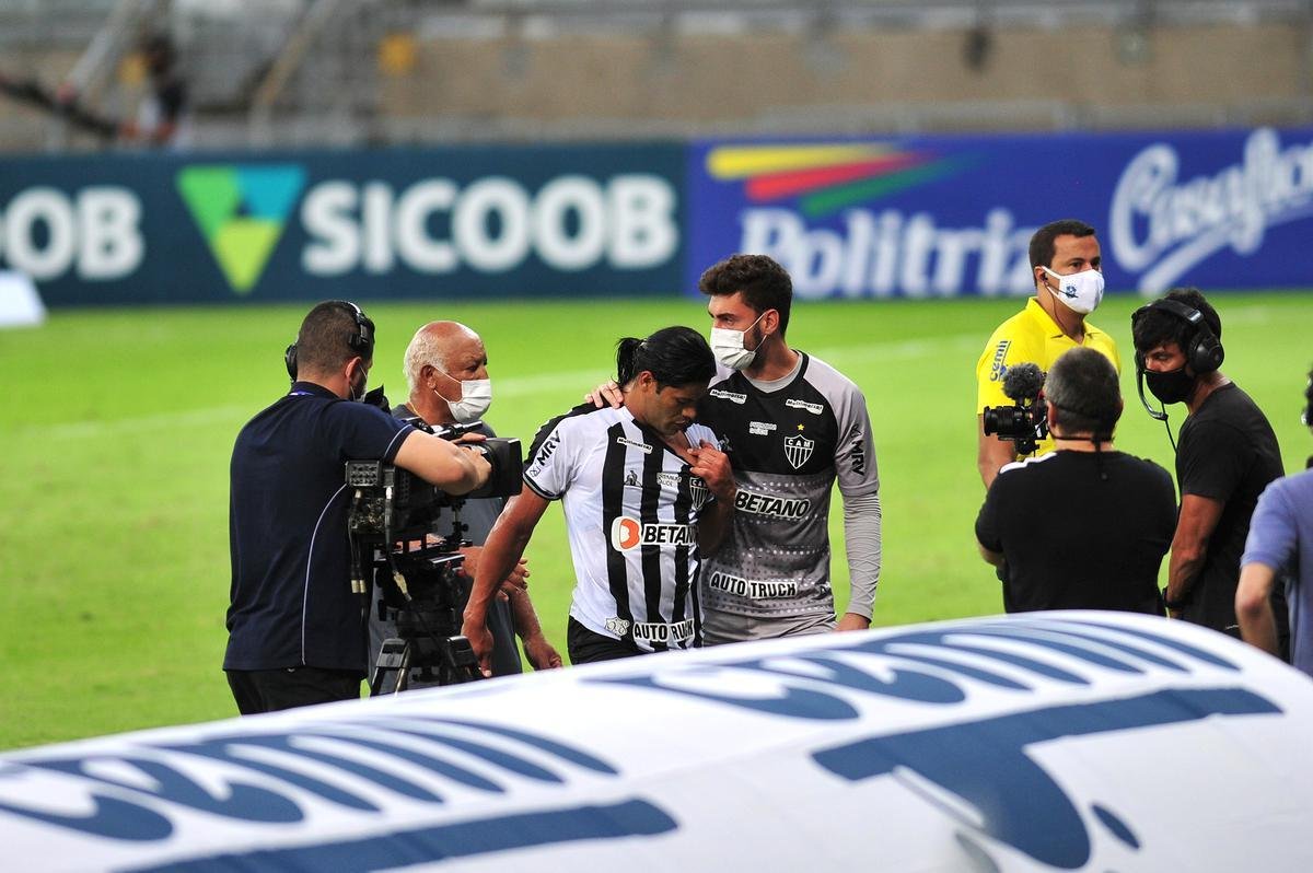 Hulk, do Atltico, e William Pottker, do Cruzeiro, discutiram no fim do clssico vencido pelos celestes, por 1 a 0, e foram expulsos pelo rbitro Paulo Csar Zanovelli da Silva